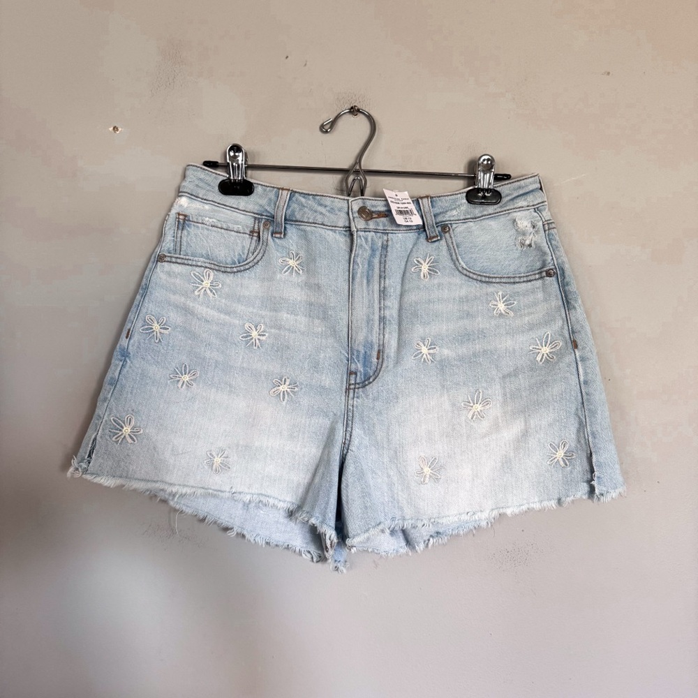 American Eagle • Embroidered Mom Shorts